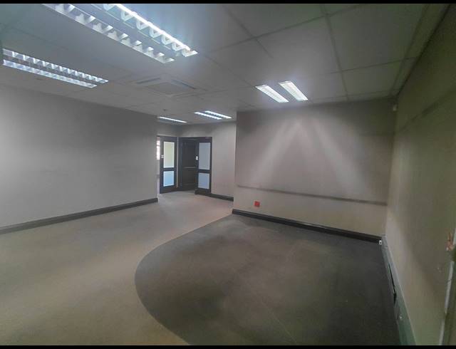 1,430M² OFFICE FOR SALE IN BRYANSTON